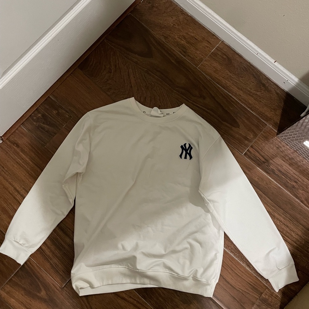 Men's New York Yankees Crewneck Sweatshirt with Navy Chest Logo - White